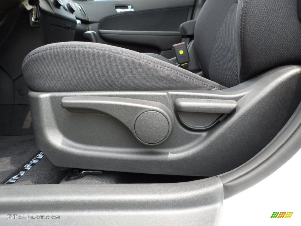 2011 Hyundai Elantra Touring GLS Controls Photo #49585567