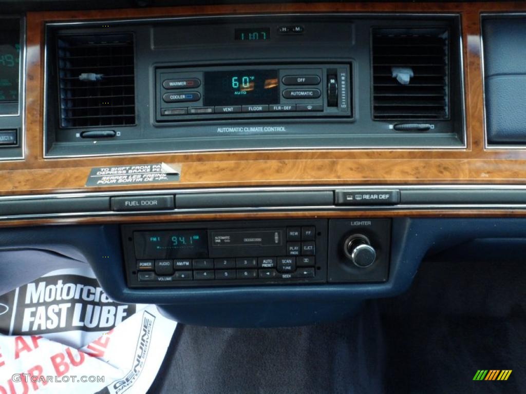 1994 Lincoln Town Car Signature Controls Photo #49591693