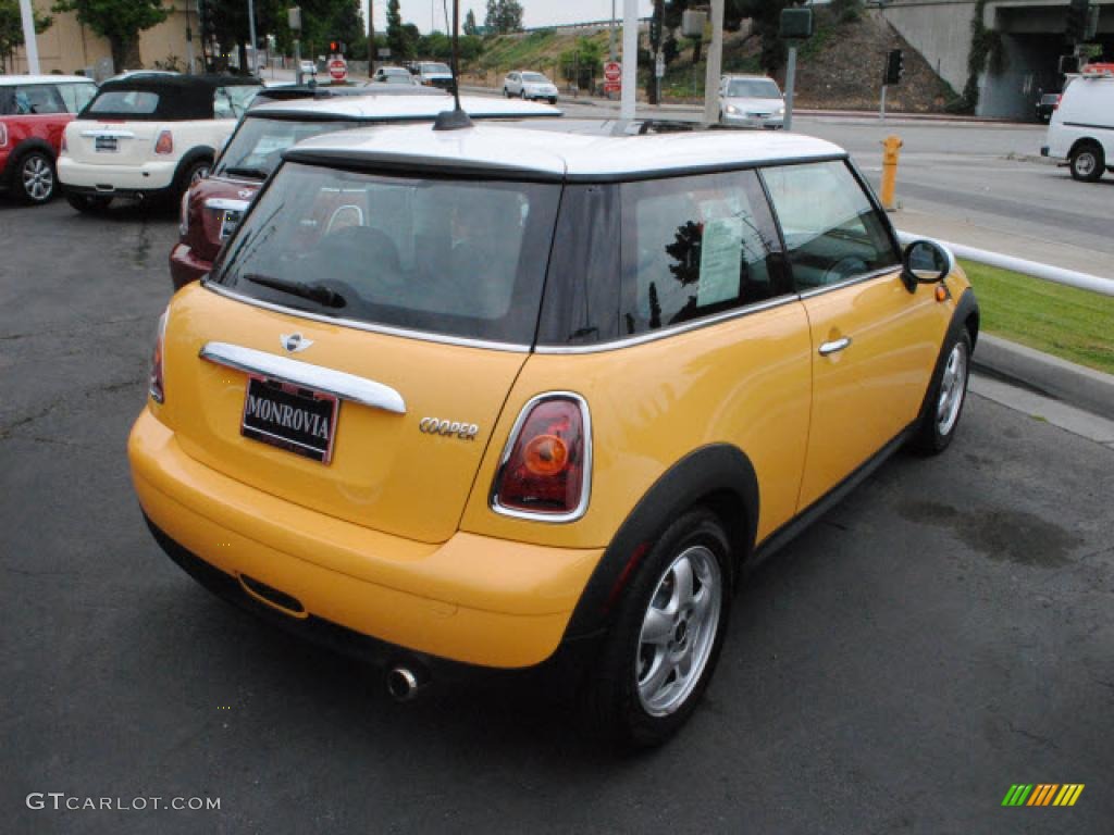 2008 Cooper Hardtop - Mellow Yellow / Punch Carbon Black photo #8