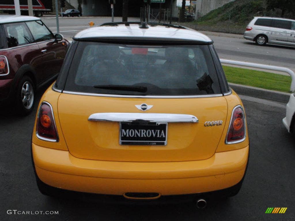 2008 Cooper Hardtop - Mellow Yellow / Punch Carbon Black photo #9