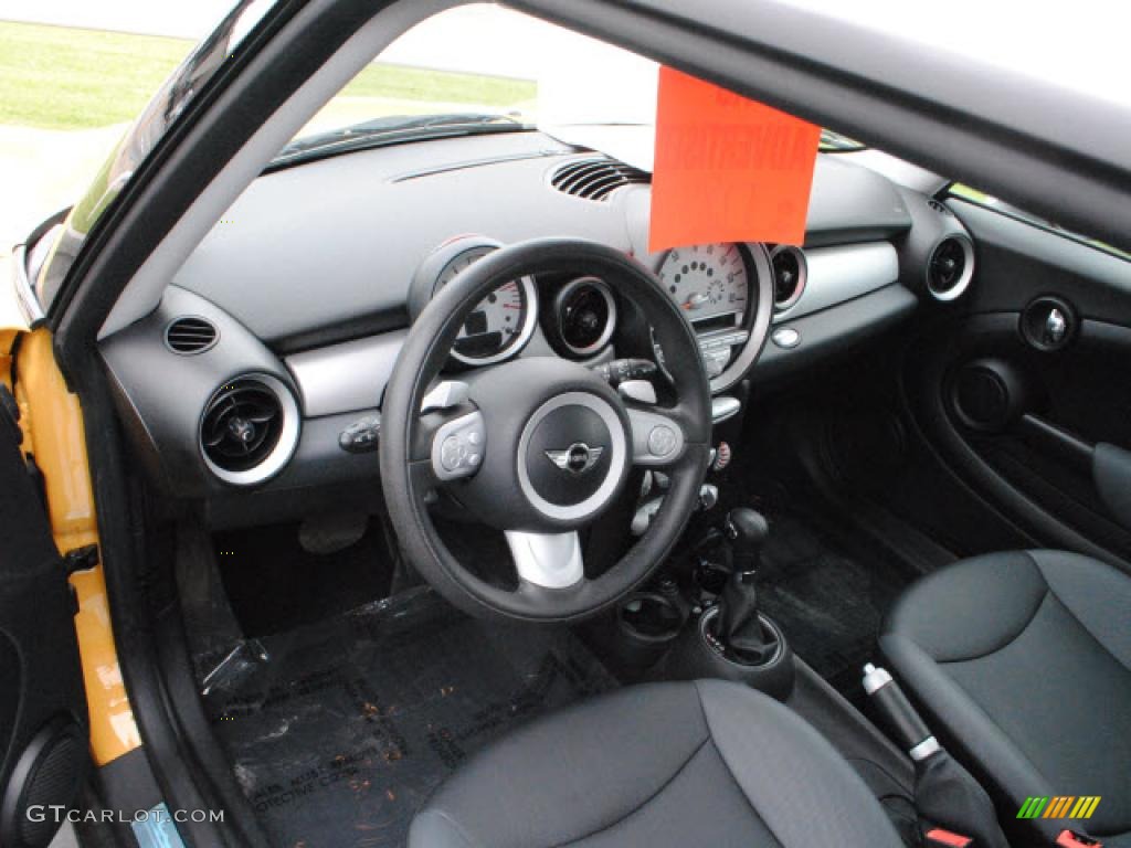 2008 Cooper Hardtop - Mellow Yellow / Punch Carbon Black photo #13