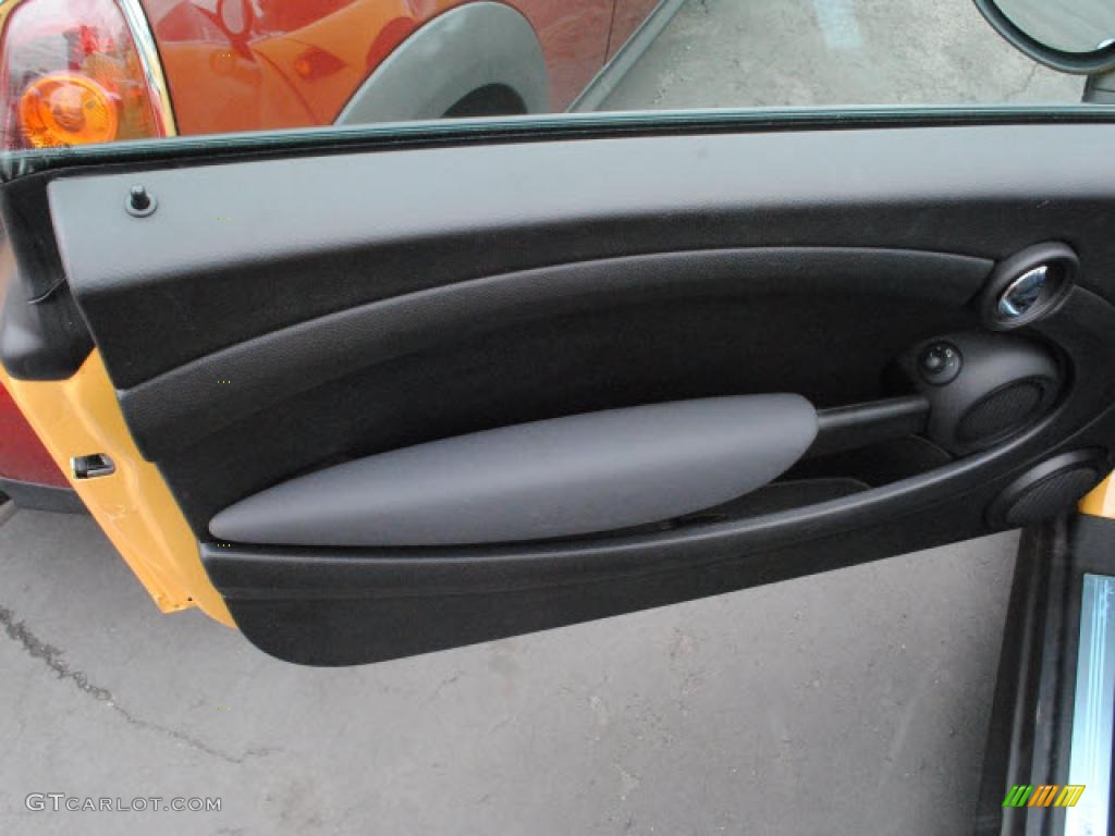 2008 Cooper Hardtop - Mellow Yellow / Punch Carbon Black photo #15