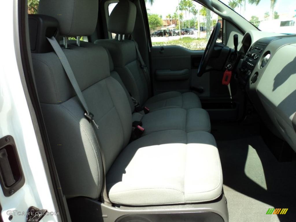 2006 F150 STX Regular Cab - Oxford White / Medium Flint photo #17