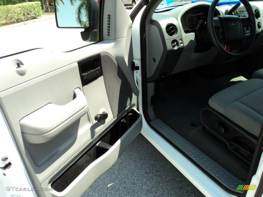 2006 F150 STX Regular Cab - Oxford White / Medium Flint photo #25