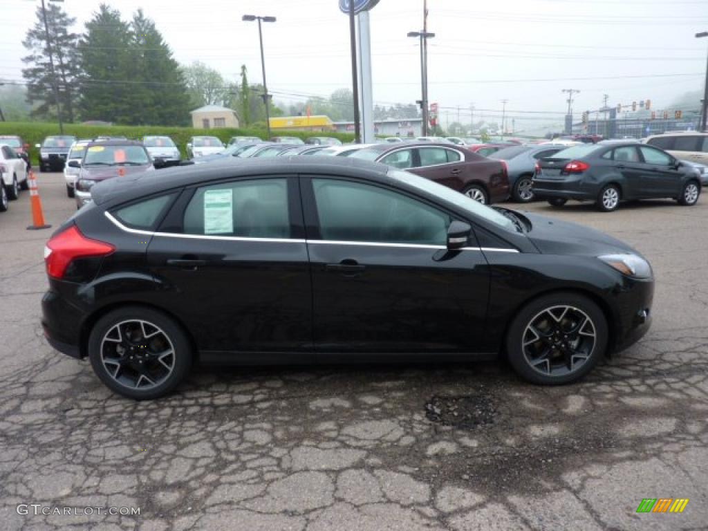 2012 Focus Titanium 5-Door - Tuxedo Black Metallic / Tuscany Red Leather photo #5