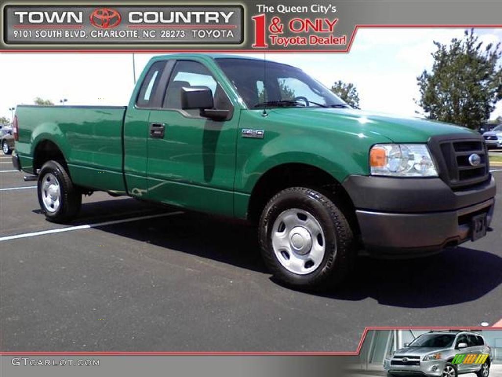2007 F150 XL Regular Cab 4x4 - Fleet Green / Medium Flint photo #1