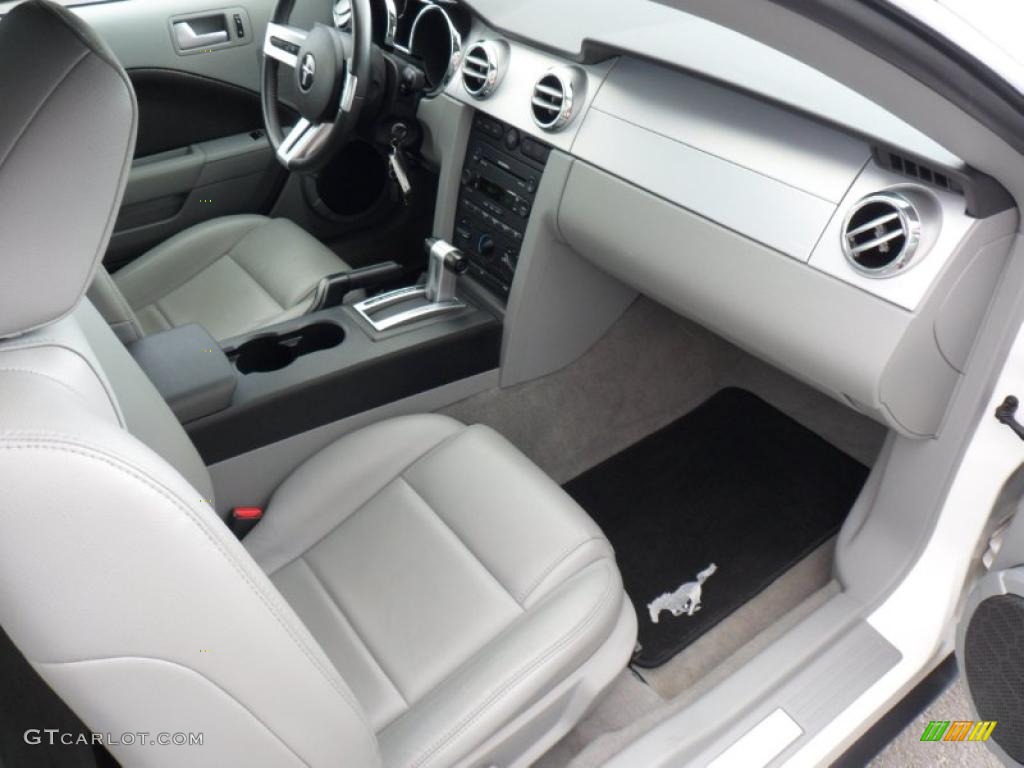 2006 Mustang V6 Premium Coupe - Performance White / Light Graphite photo #6
