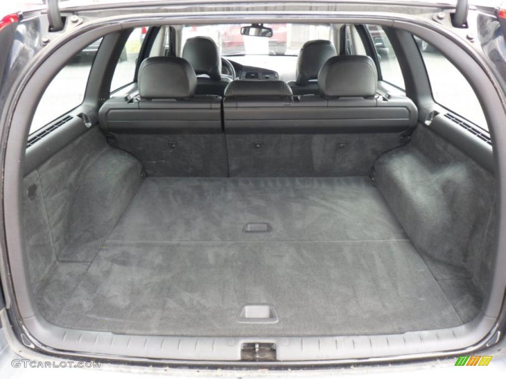 2004 Volvo V70 2.4 Trunk Photo #49645220