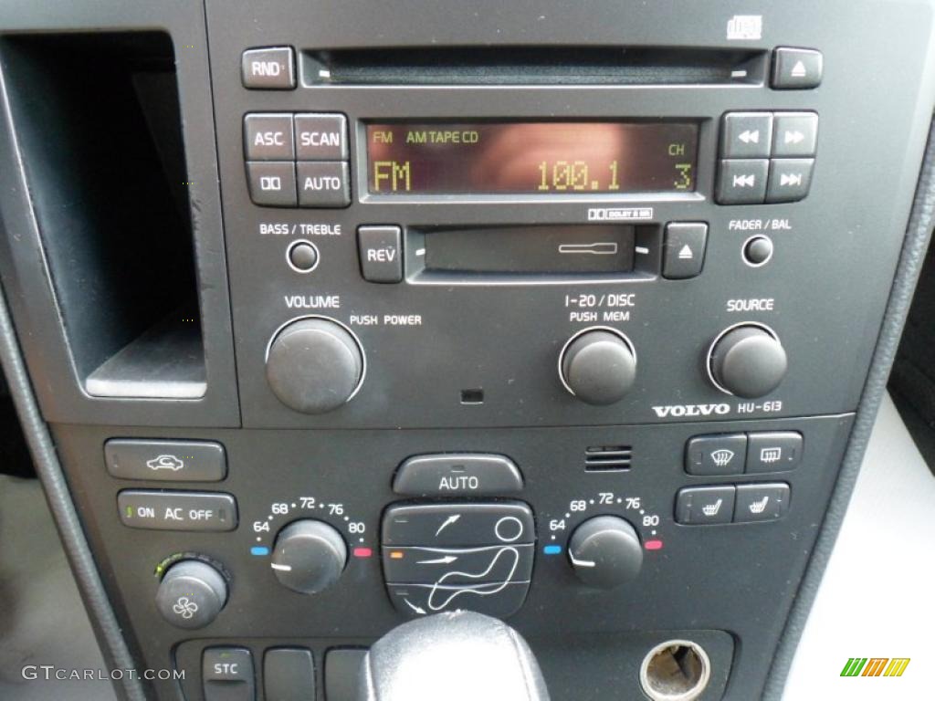 2004 Volvo V70 2.4 Controls Photo #49645262