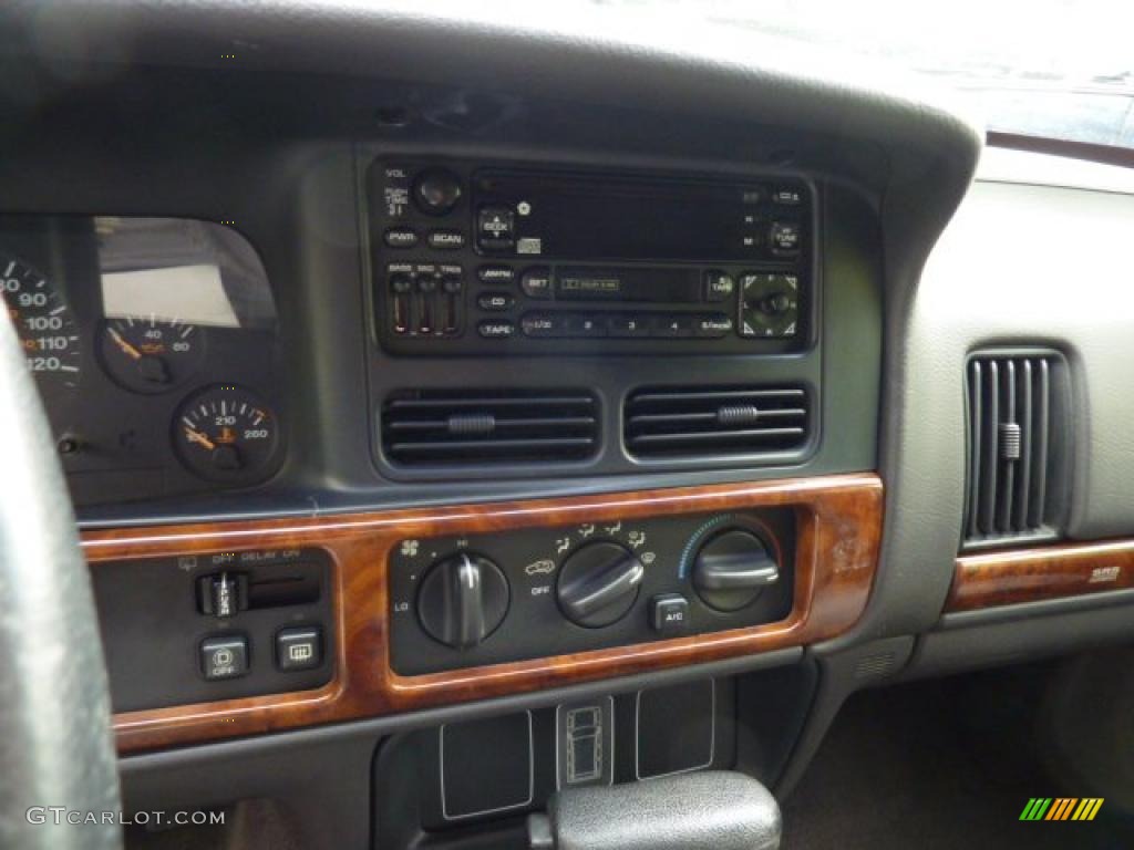1998 Jeep Grand Cherokee Laredo 4x4 Controls Photo #49646057