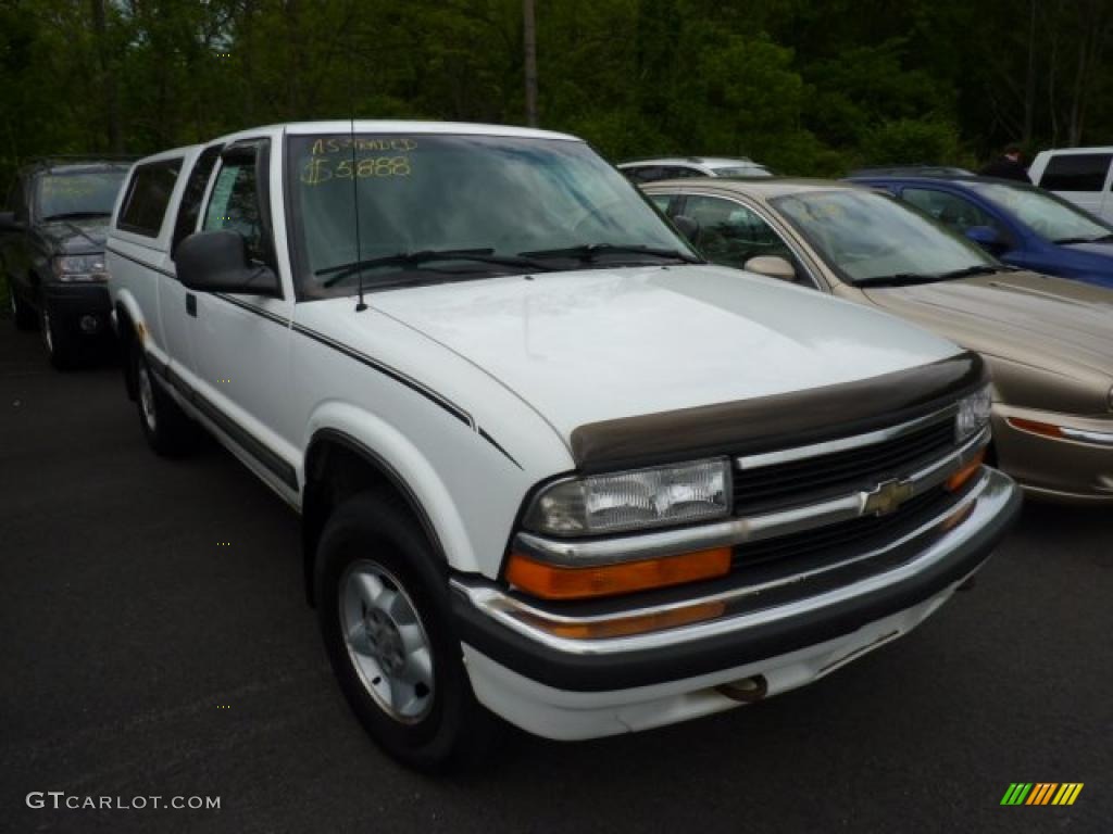1998 S10 LS Extended Cab 4x4 - Summit White / Graphite photo #1