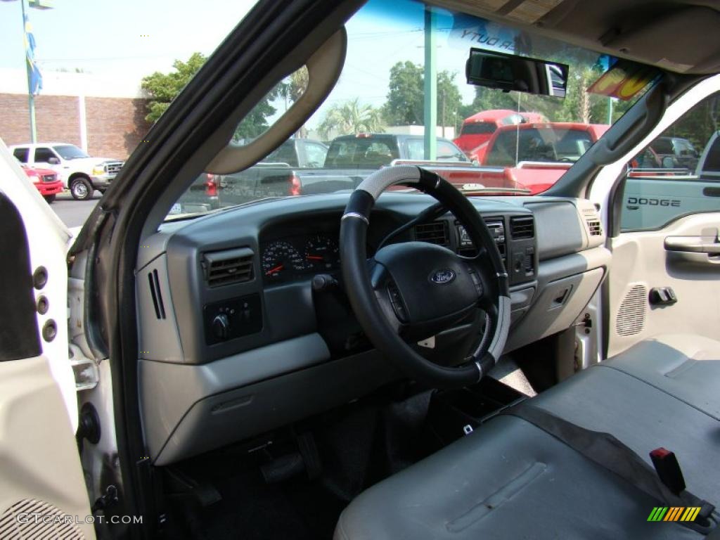 2004 F250 Super Duty XL SuperCab - Oxford White / Medium Flint photo #9