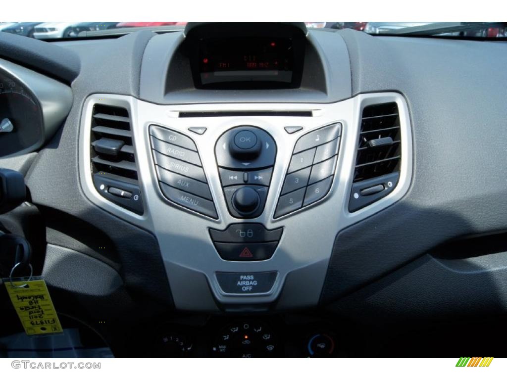2011 Ford Fiesta SE Hatchback Controls Photo #49716319