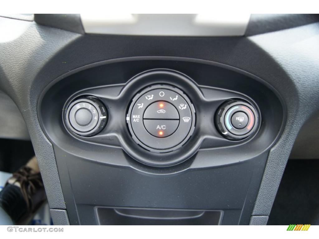 2011 Ford Fiesta SE Hatchback Controls Photo #49716337
