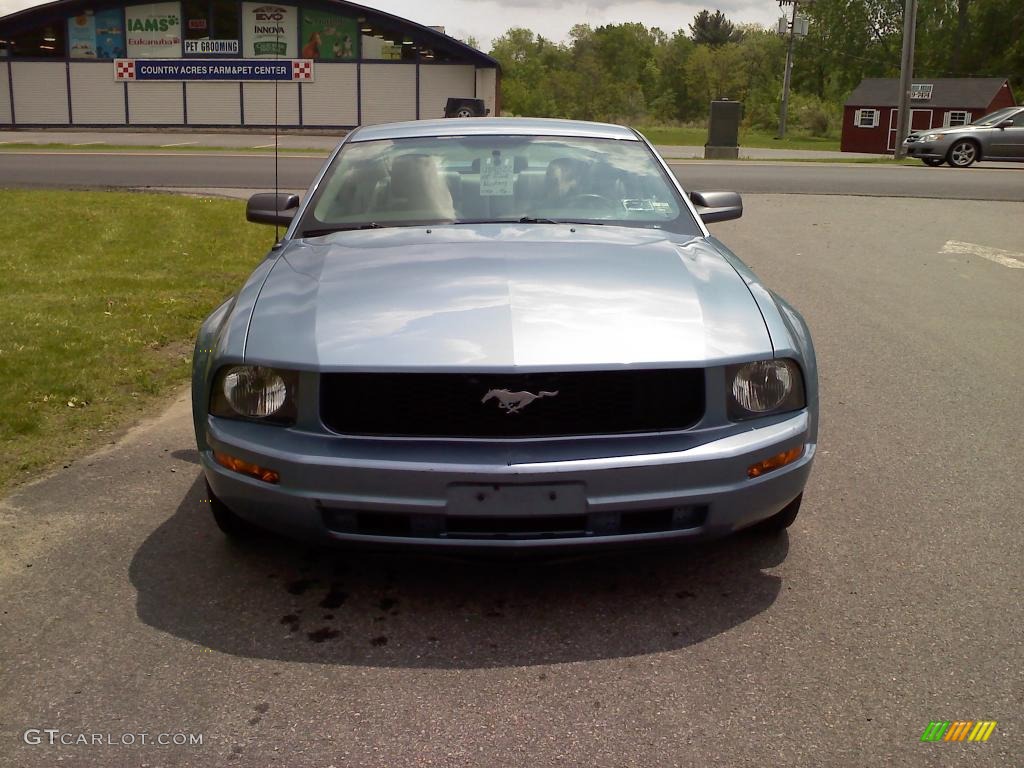 2005 Mustang V6 Deluxe Coupe - Windveil Blue Metallic / Light Graphite photo #2