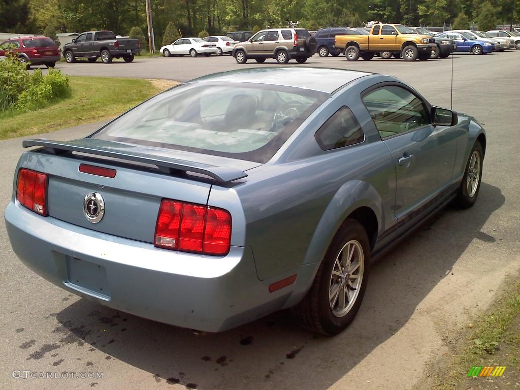 2005 Mustang V6 Deluxe Coupe - Windveil Blue Metallic / Light Graphite photo #6