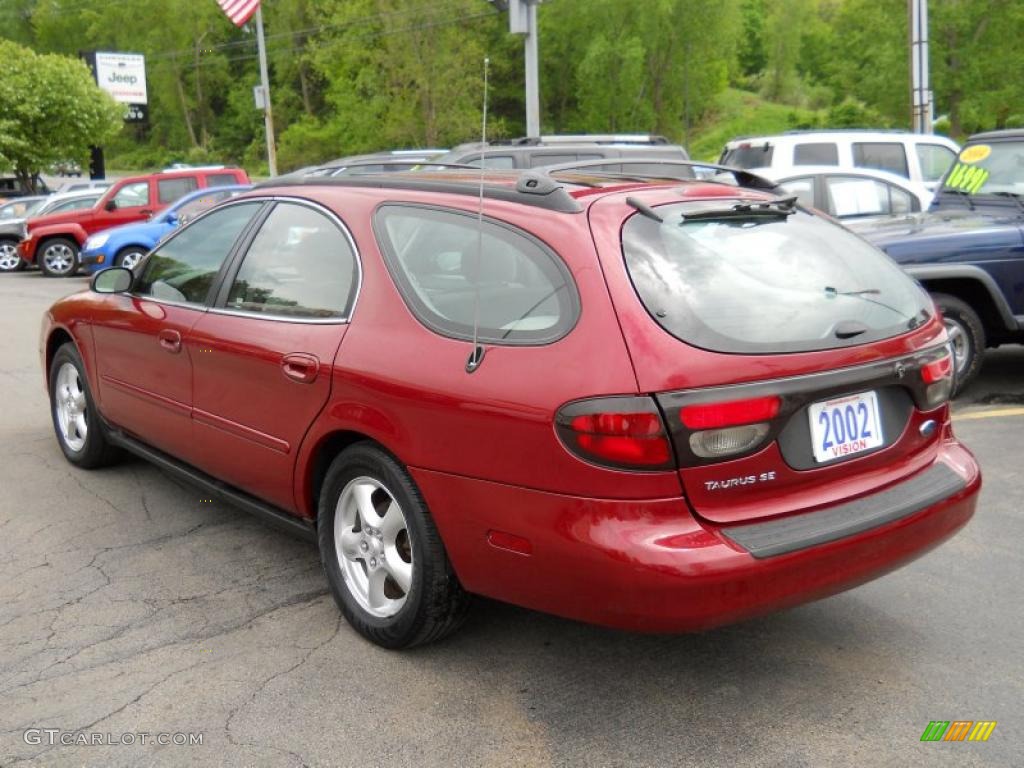 2002 Taurus SE Wagon - Matador Red Metallic / Medium Graphite photo #15