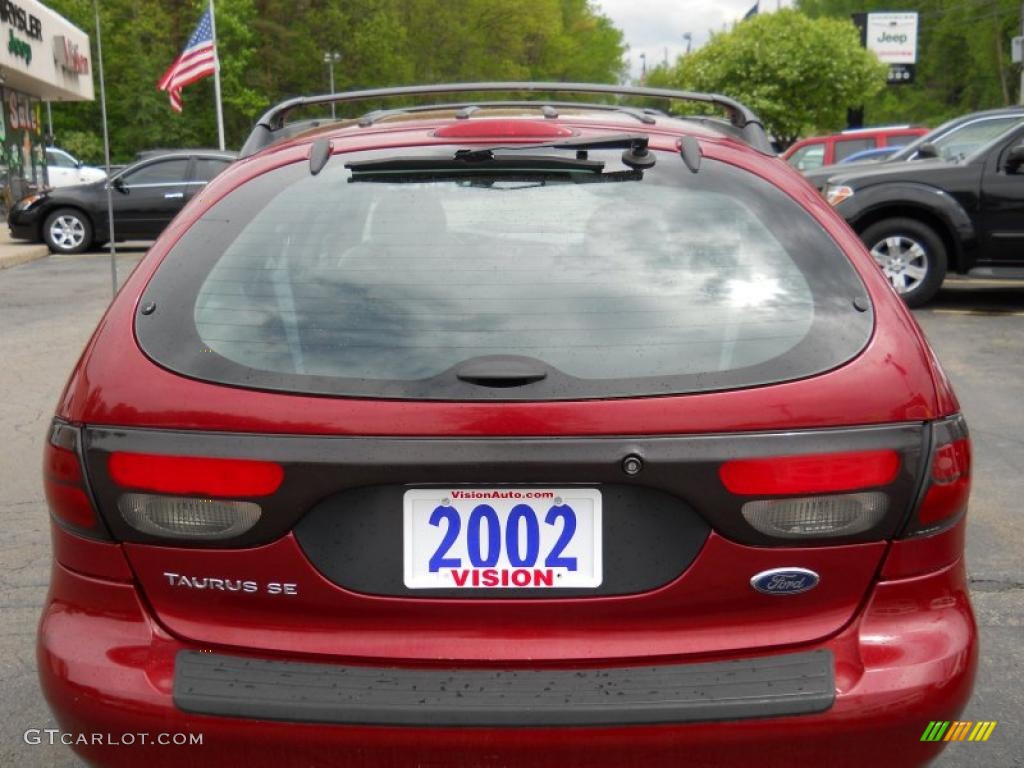 2002 Taurus SE Wagon - Matador Red Metallic / Medium Graphite photo #16