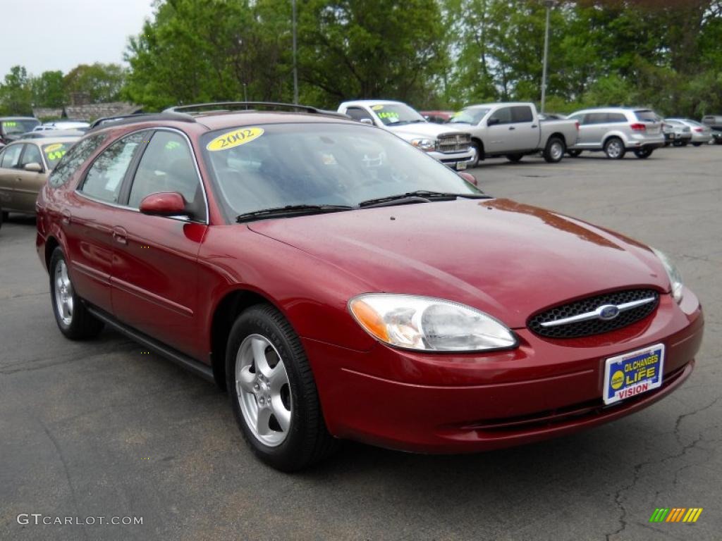 2002 Taurus SE Wagon - Matador Red Metallic / Medium Graphite photo #17