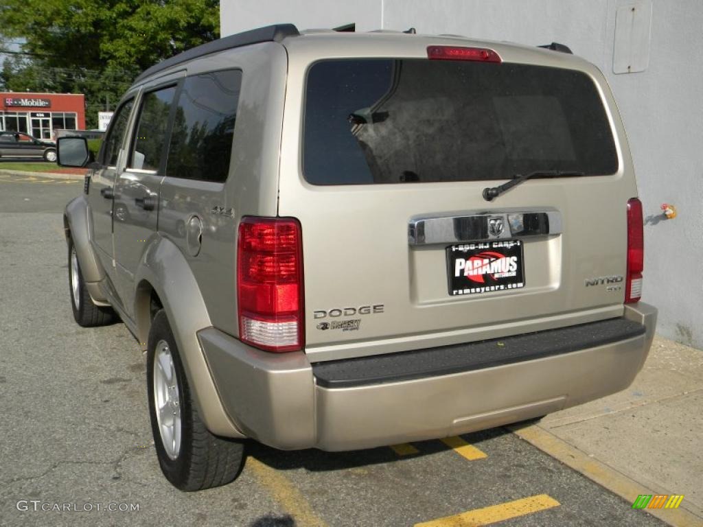 2010 Nitro SXT 4x4 - Light Sandstone Metallic / Khaki photo #2