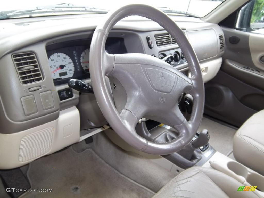 Tan Interior 2002 Mitsubishi Montero Sport XLS 4x4 Photo #49733884