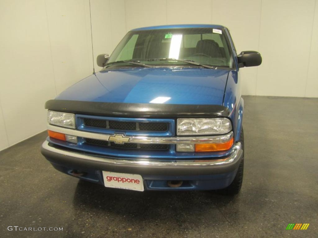 2002 S10 LS Crew Cab 4x4 - Space Blue Metallic / Graphite photo #2