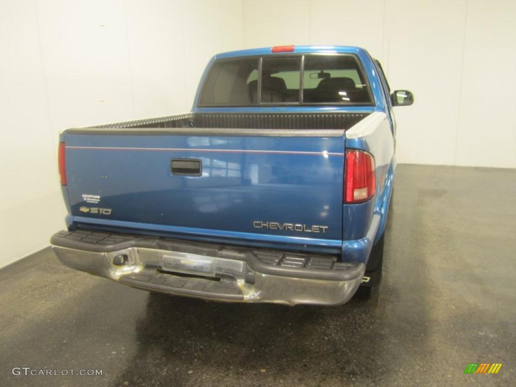 2002 S10 LS Crew Cab 4x4 - Space Blue Metallic / Graphite photo #10