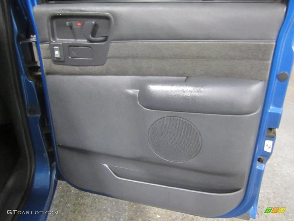 2002 S10 LS Crew Cab 4x4 - Space Blue Metallic / Graphite photo #17