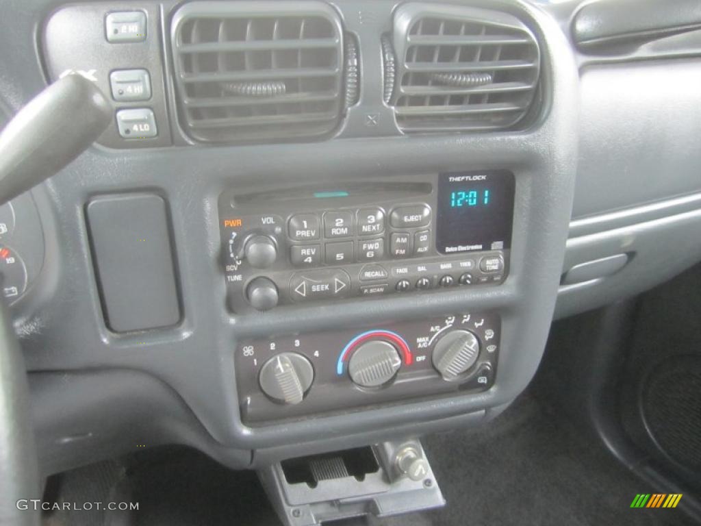 2002 S10 LS Crew Cab 4x4 - Space Blue Metallic / Graphite photo #24