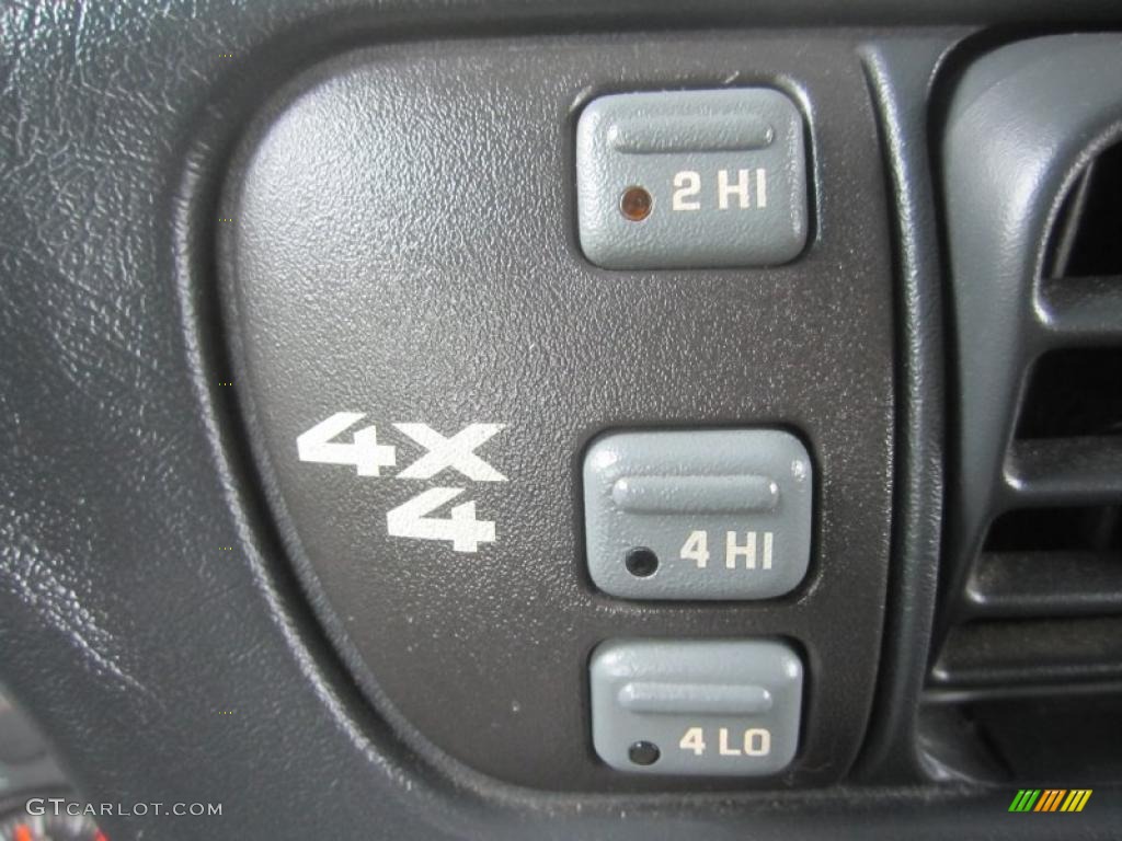 2002 Chevrolet S10 LS Crew Cab 4x4 Controls Photo #49737304