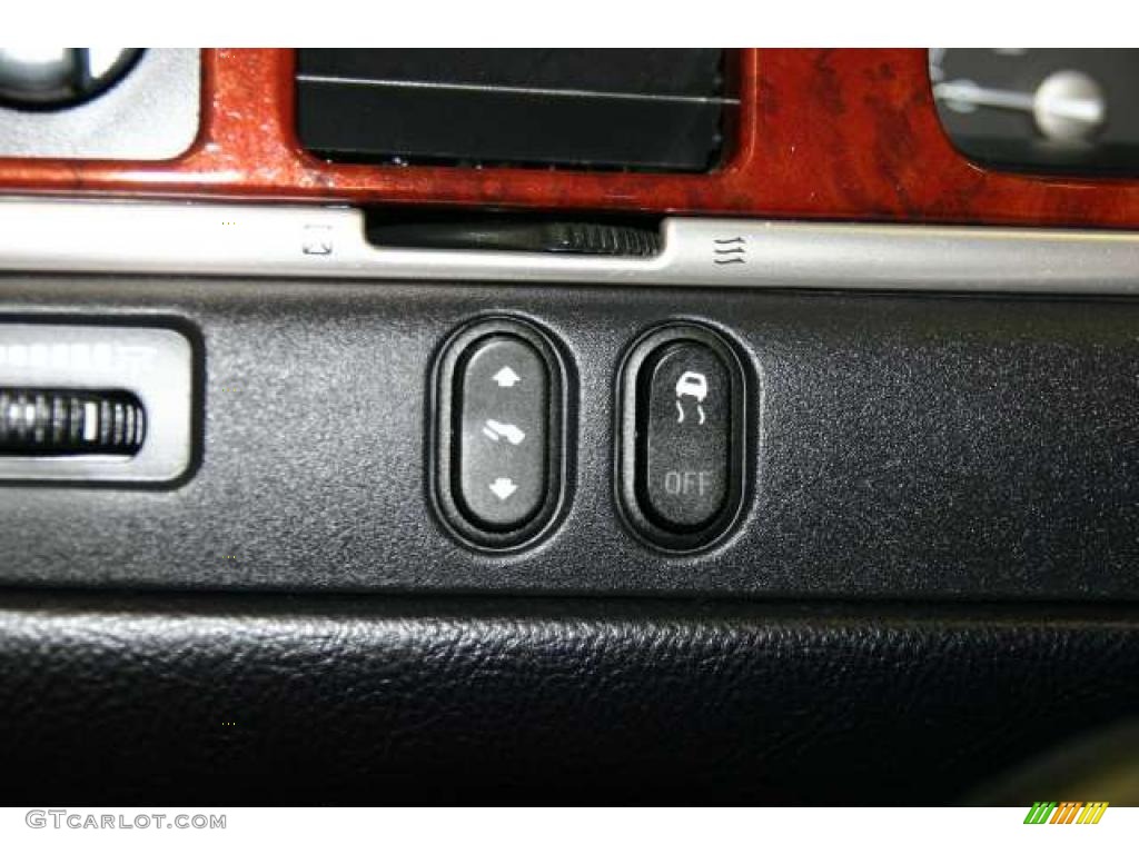2003 Lincoln Town Car Executive Controls Photo #49740019