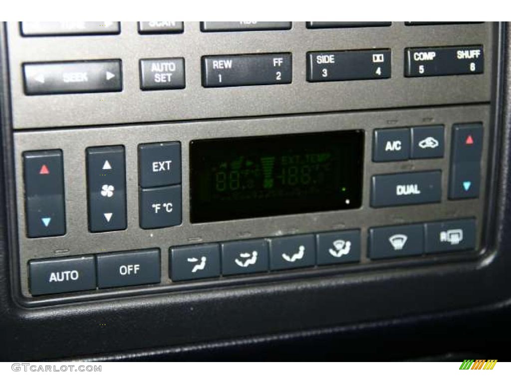 2003 Lincoln Town Car Executive Controls Photo #49740073