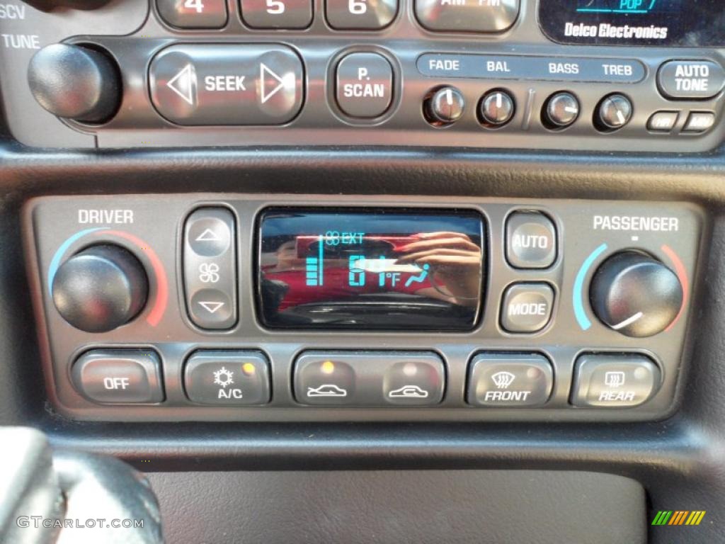 2004 Chevrolet Corvette Coupe Controls Photo #49745638