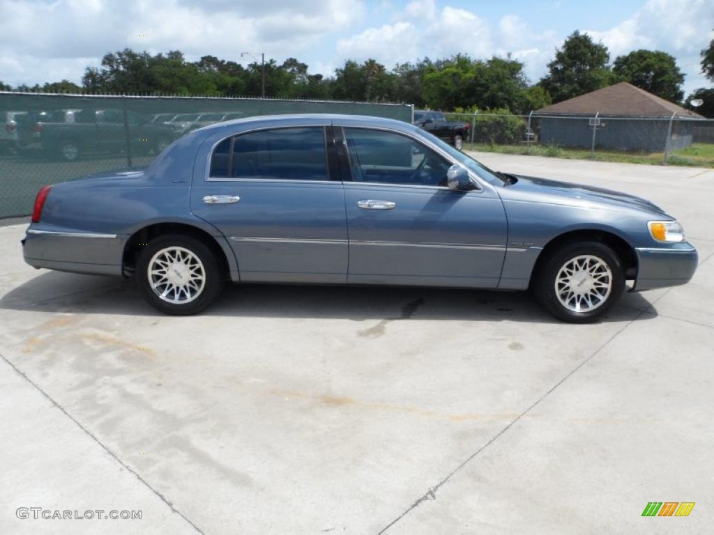 2000 Town Car Signature - Graphite Blue Metallic / Light Parchment photo #2