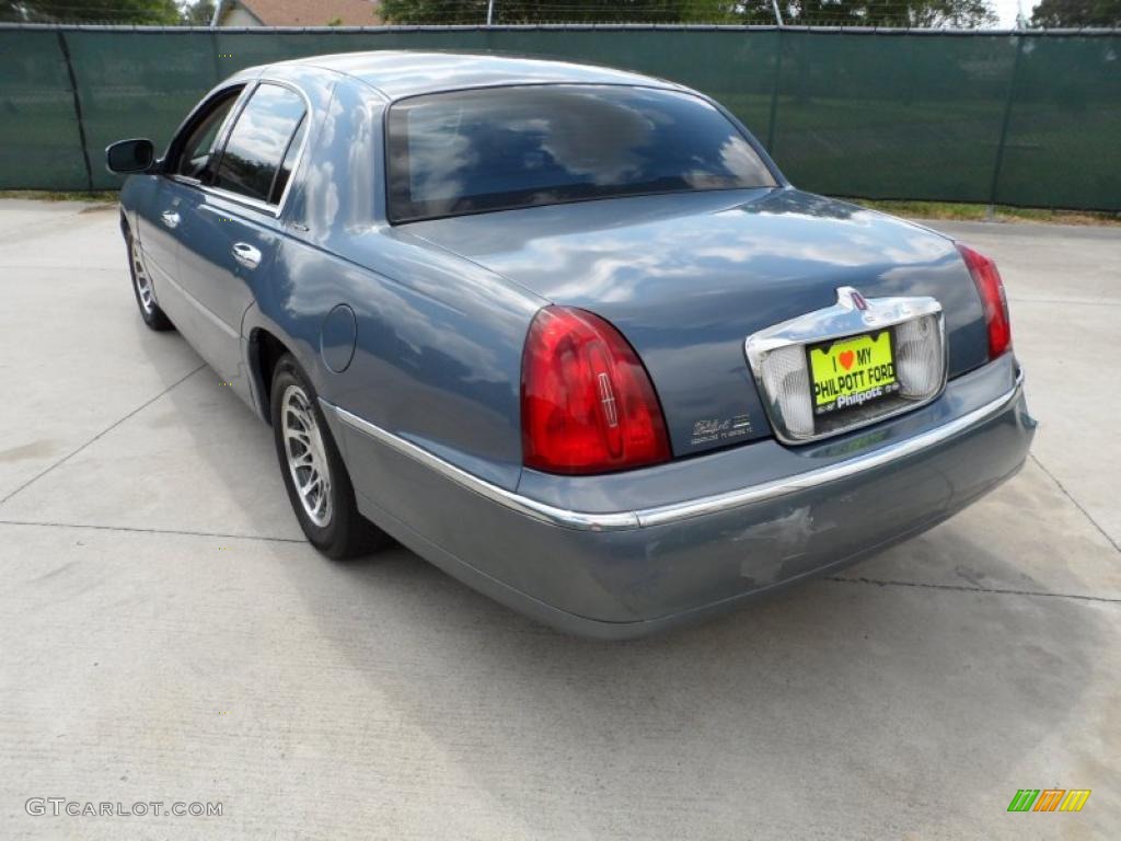 2000 Town Car Signature - Graphite Blue Metallic / Light Parchment photo #5