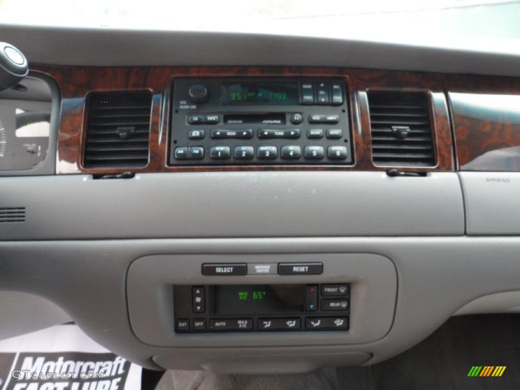2000 Lincoln Town Car Signature Controls Photo #49747447