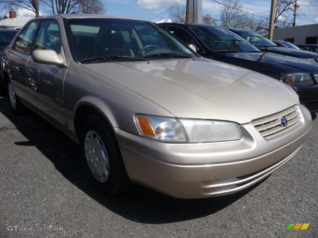 1999 Camry LE - Cashmere Beige Metallic / Oak photo #2
