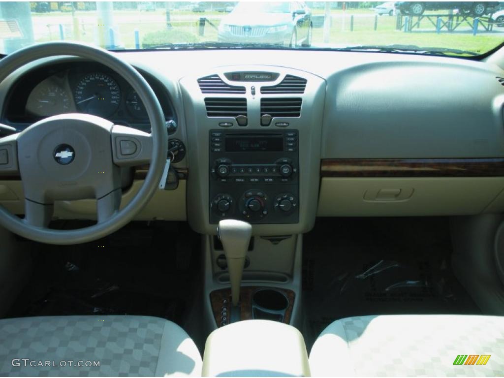 2004 Chevrolet Malibu Maxx LS Wagon Neutral Dashboard Photo #49757263