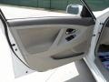 Super White - Camry LE Photo No. 33