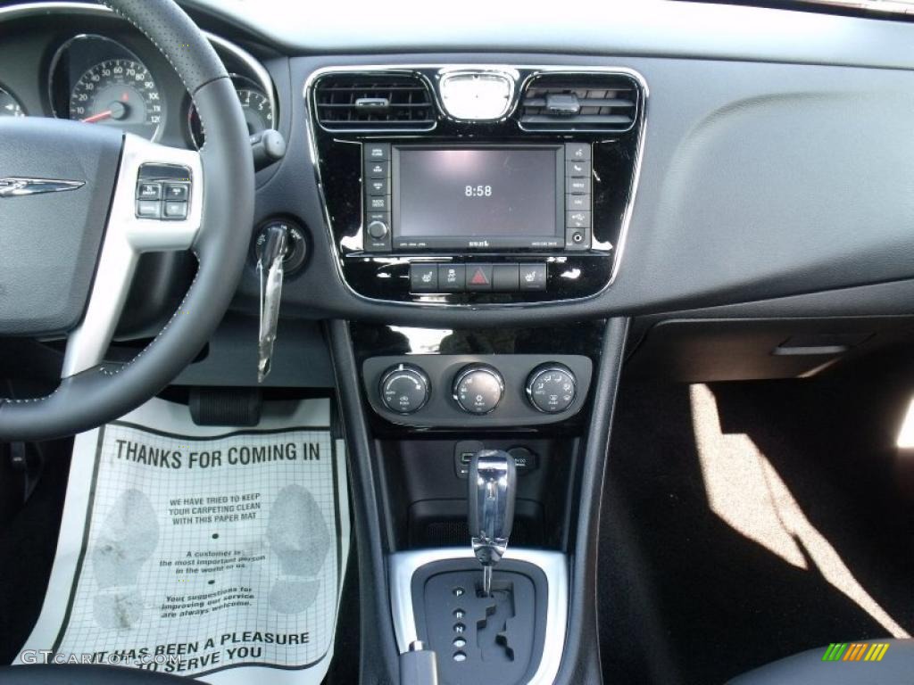2011 Chrysler 200 S Controls Photo #49775269
