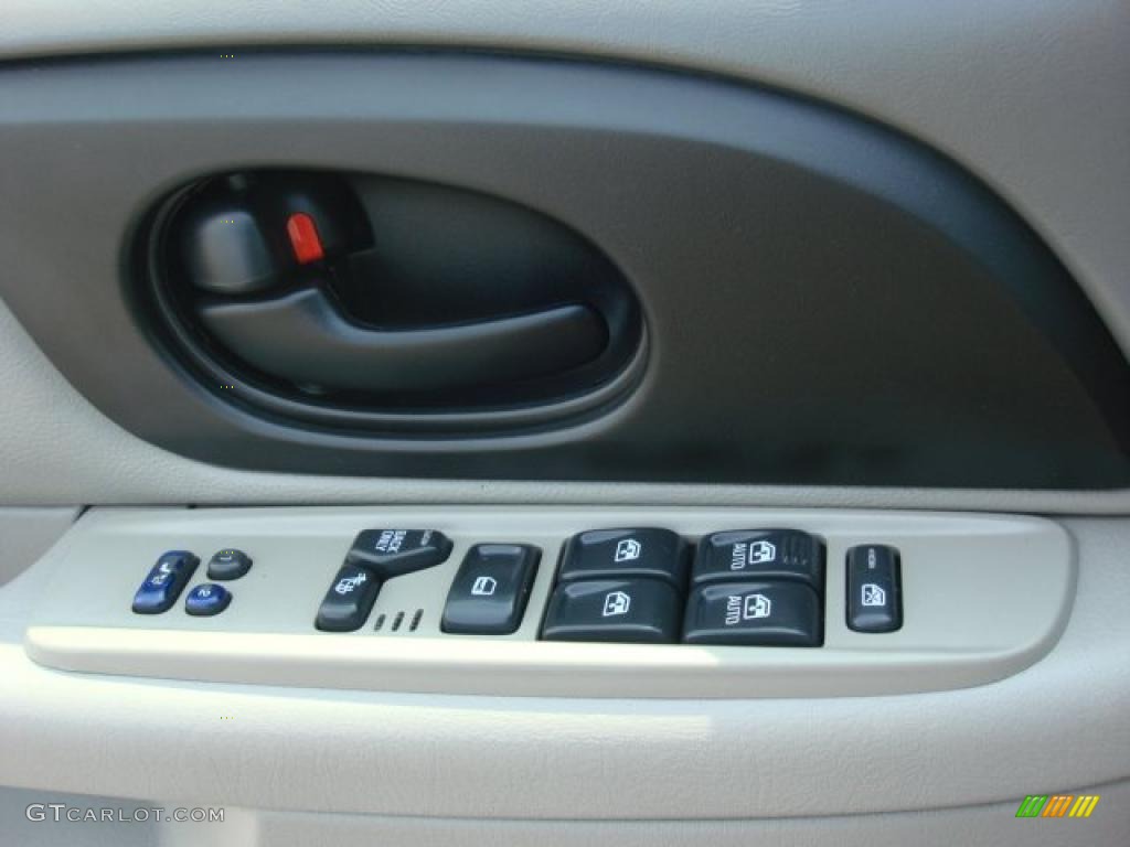 2004 Isuzu Ascender Limited 4x4 Controls Photo #49778545