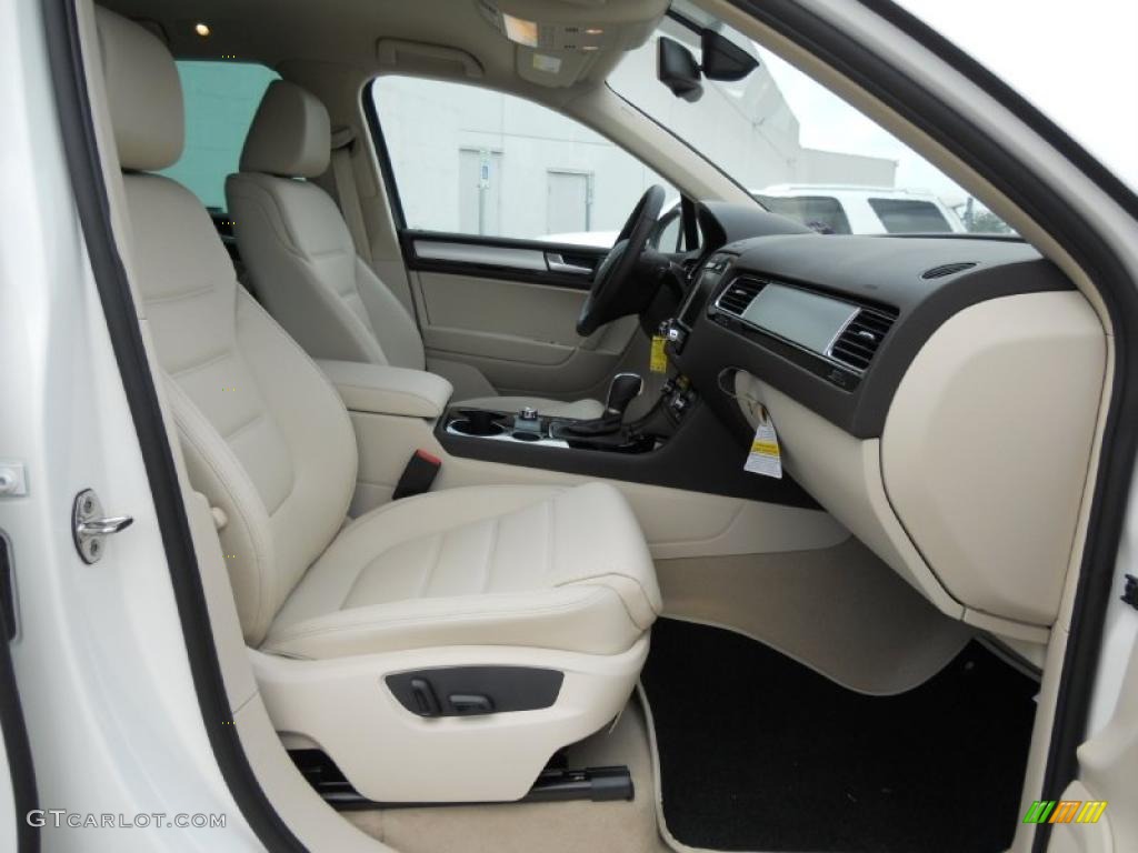 Cornsilk Beige Interior 2011 Volkswagen Touareg VR6 FSI Sport 4XMotion Photo #49779641