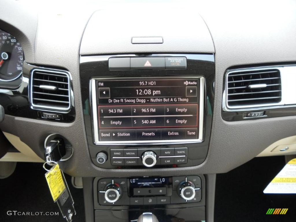 2011 Volkswagen Touareg VR6 FSI Sport 4XMotion Controls Photo #49779701