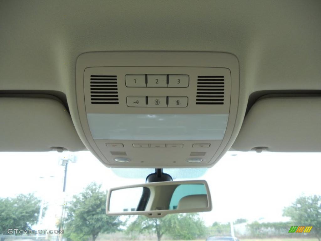 2011 Volkswagen Touareg VR6 FSI Sport 4XMotion Controls Photo #49779734