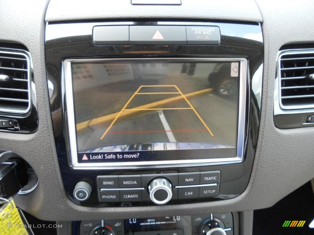 2011 Volkswagen Touareg VR6 FSI Sport 4XMotion Controls Photo #49779776