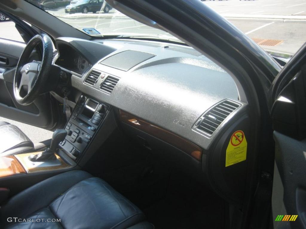 2004 XC90 2.5T AWD - Black Sapphire Metallic / Graphite photo #19