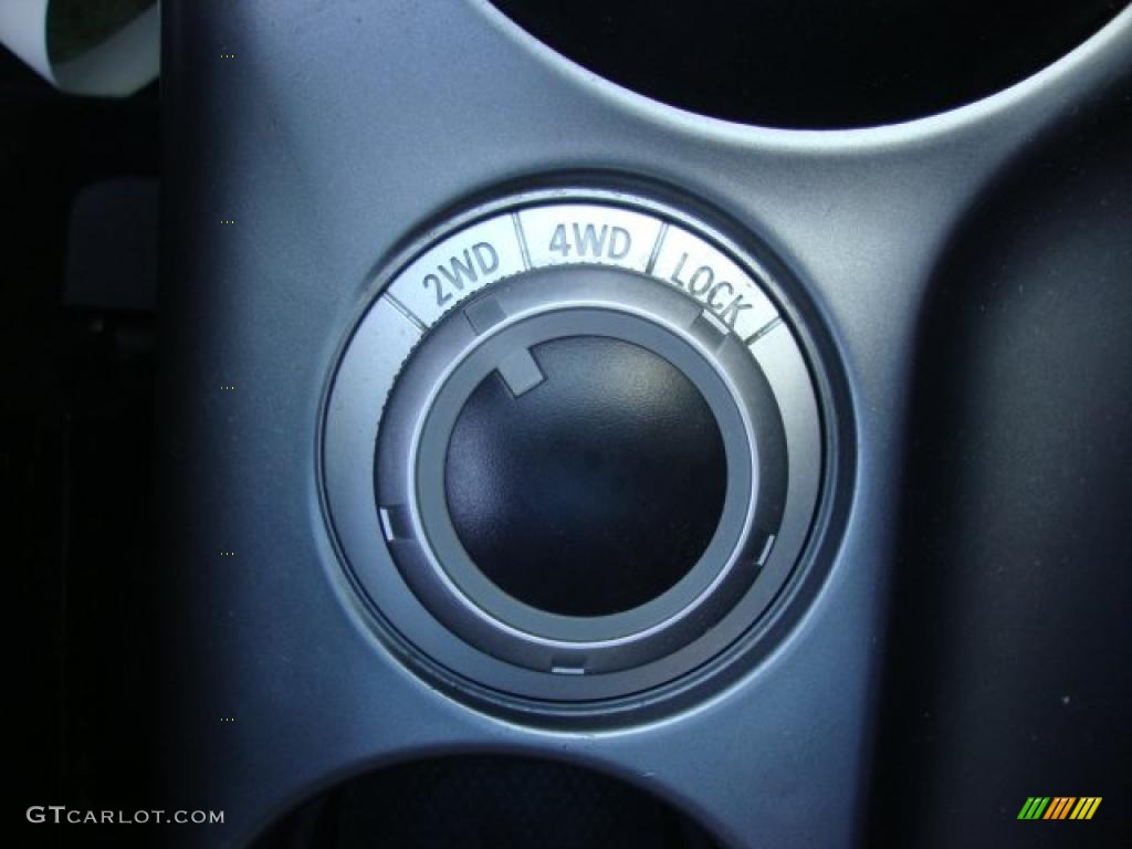 2008 Mitsubishi Outlander SE 4WD Controls Photo #49787477