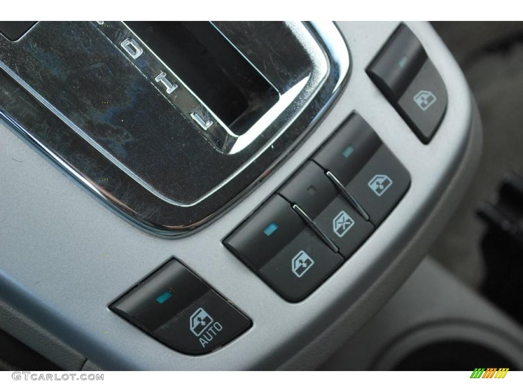 2008 Chevrolet Equinox LT Controls Photo #49787759
