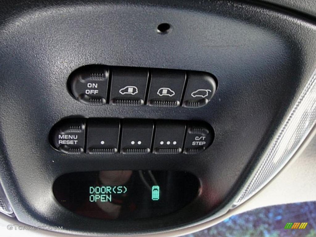 2002 Chrysler Town & Country LXi Controls Photo #49789463