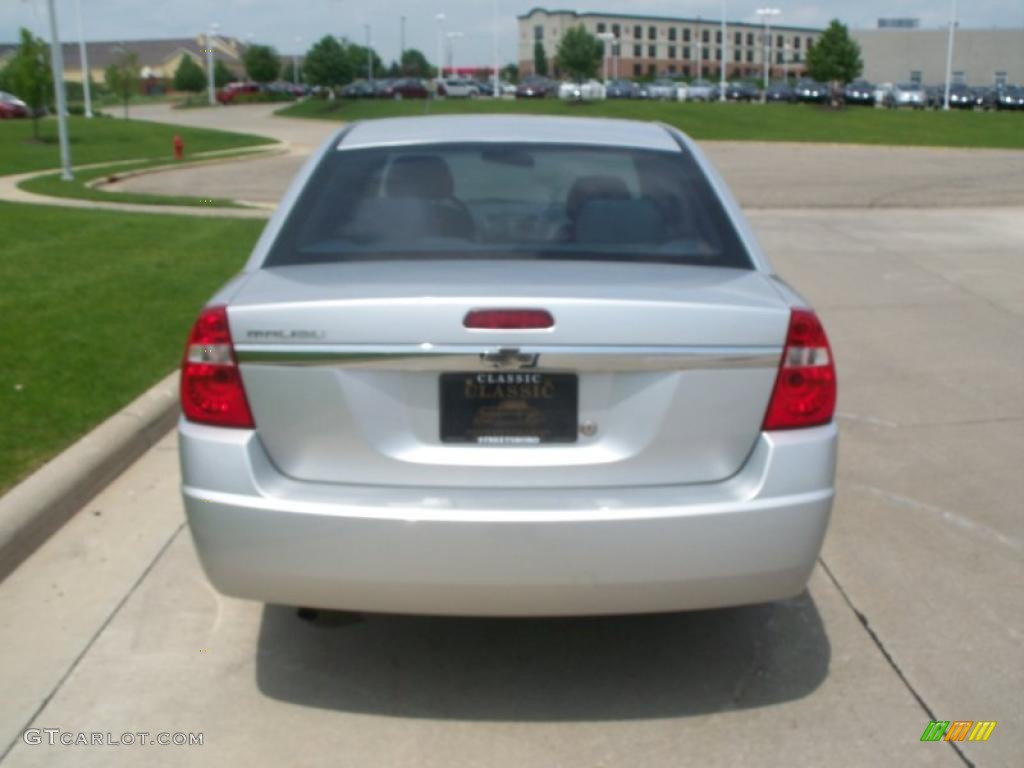 2004 Malibu Sedan - Galaxy Silver Metallic / Gray photo #4